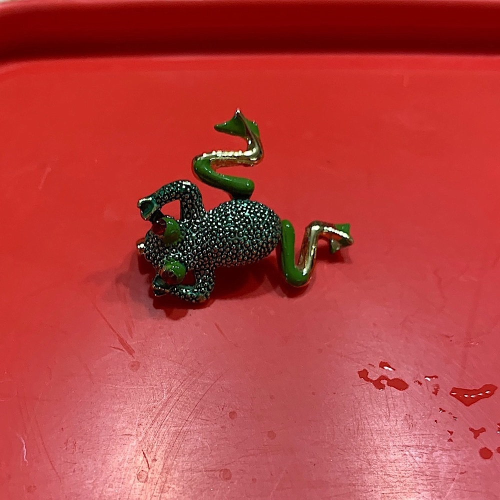 Elegant Green Frog Brooch - Picture 3 of 6